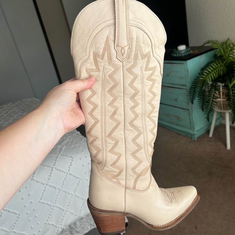 Gently used size 6.5 dingo boots